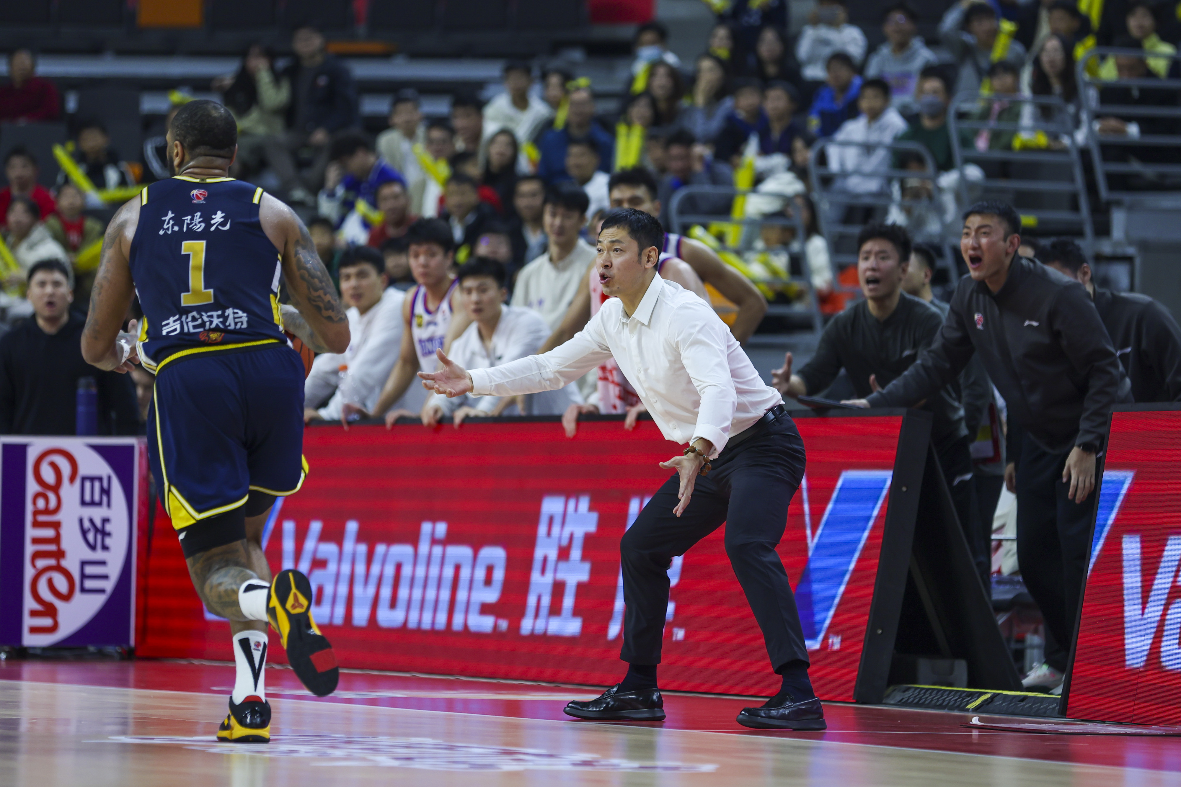 爱游戏网页版-集结日体能课后，深圳男篮远射贴柱备战西甲，球迷炸锅，控场能力受关注(深足外援最新消息)